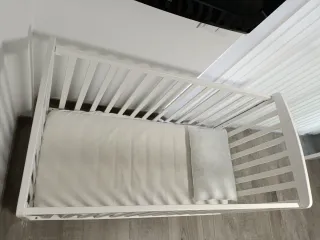 Cuna blanca 124x63 cm con colchón y accesorios