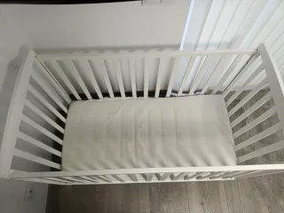 Cuna blanca 124x63 cm con colchón y accesorios