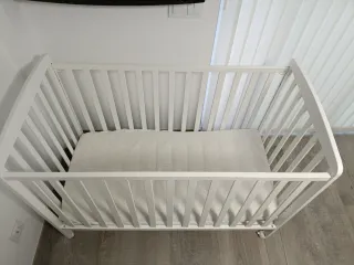 Cuna blanca 124x63 cm con colchón y accesorios