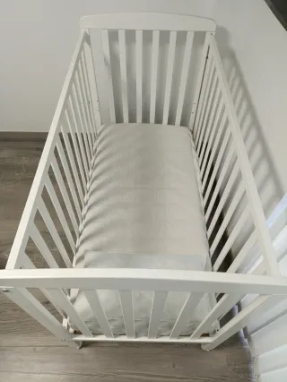 Cuna blanca 124x63 cm con colchón y accesorios
