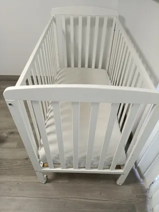 Cuna blanca 124x63 cm con colchón y accesorios