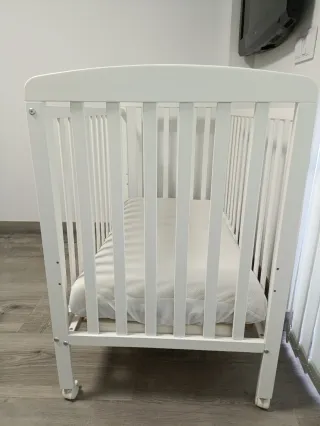 Cuna blanca 124x63 cm con colchón y accesorios