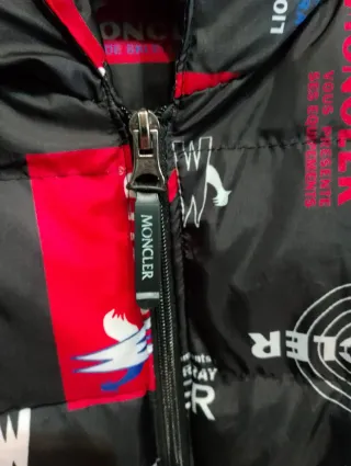 Giubbino Moncler con stampa logo