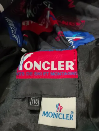 Giubbino Moncler con stampa logo