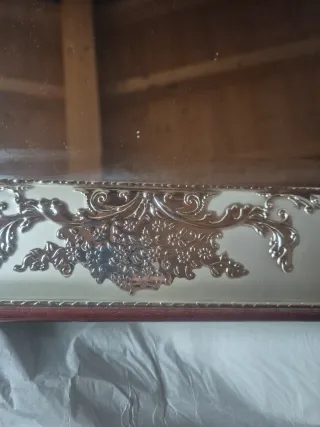 Specchio da parete con cornice d'argento decorata