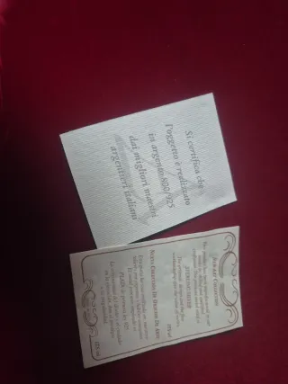 Specchio da parete con cornice d'argento decorata