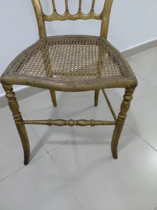 Silla antigua rejilla madera dorada