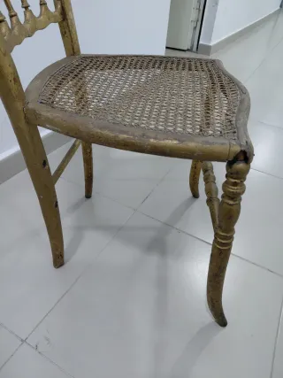 Silla antigua rejilla madera dorada