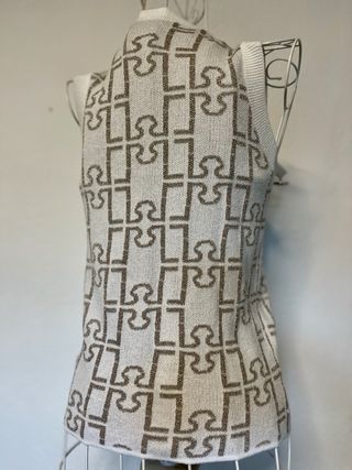 Top Rinascimento sin mangas con botones