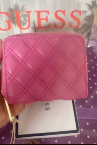 Cartera Guess Fucsia Logo Dorado