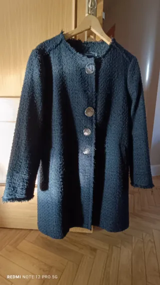 Abrigo negro con botones