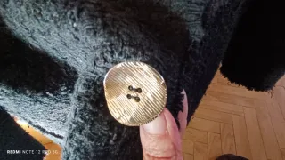 Abrigo negro con botones