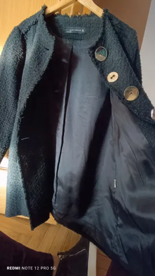 Abrigo negro con botones