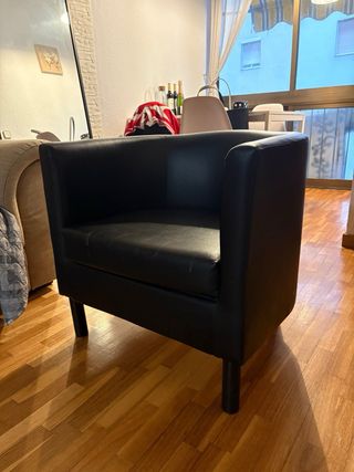 Poltrona nera in pelle sintetica