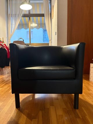 Poltrona nera in pelle sintetica