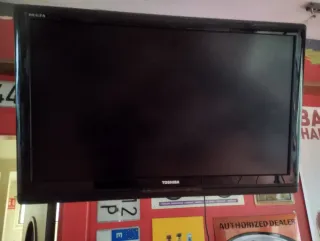 3 Televisores Pantalla Plana y uno de tubo.
