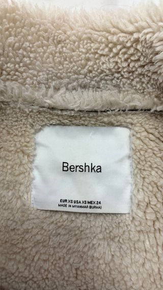 Chaqueta efecto piel Bershka negra y beige T.XS