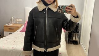 Chaqueta efecto piel Bershka negra y beige T.XS