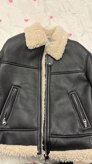 Chaqueta efecto piel Bershka negra y beige T.XS