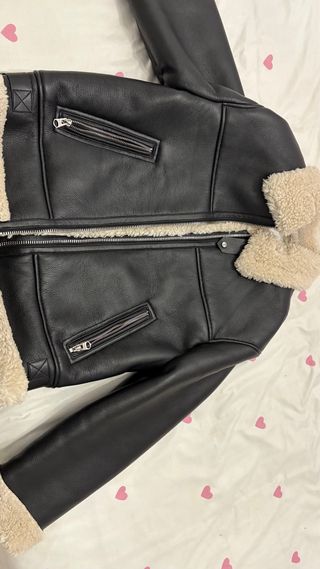 Chaqueta efecto piel Bershka negra y beige T.XS