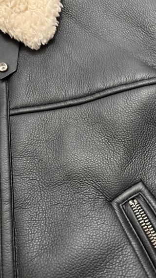 Chaqueta efecto piel Bershka negra y beige T.XS