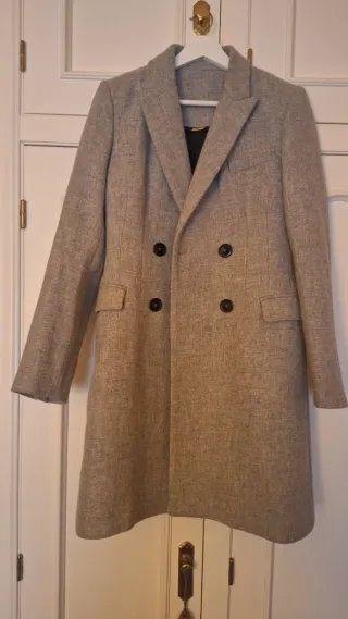 Abrigo gris de doble botonadura