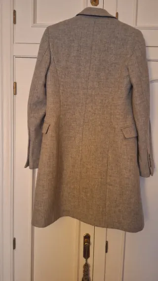 Abrigo gris de doble botonadura