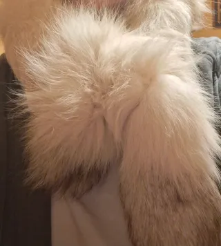 Estola de pelo blanco y gris