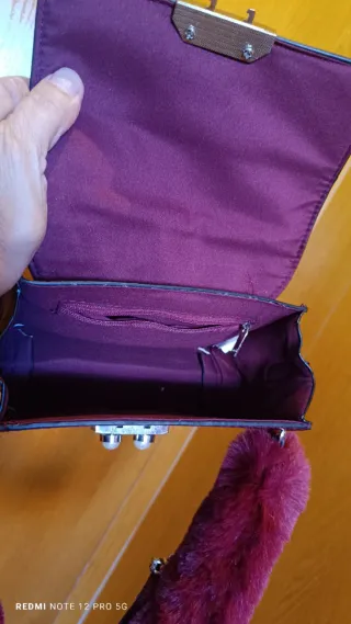 Bolso morado y negro efecto piel serpiente