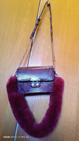 Bolso morado y negro efecto piel serpiente