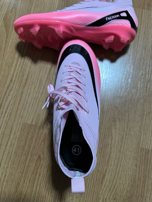 Botas de fútbol rosas y negras
