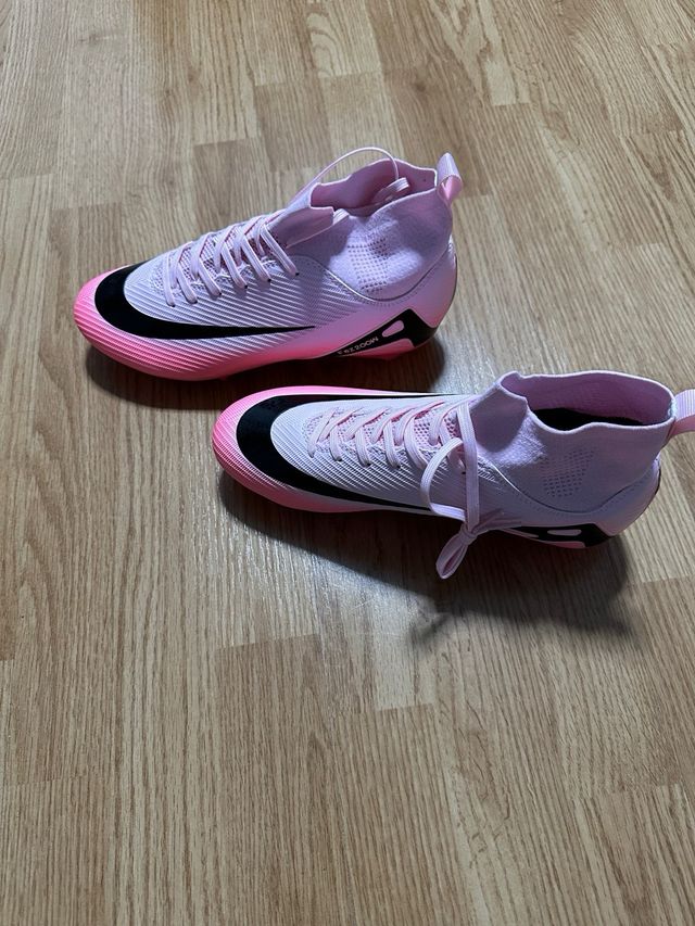 Botas de fútbol rosas y negras