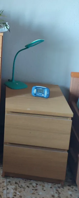 Mesita de noche de madera.