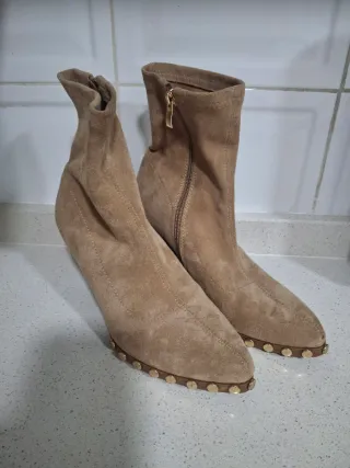 Botines ante beige tachas doradas tacón