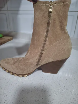Botines ante beige tachas doradas tacón