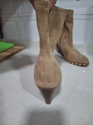 Botines ante beige tachas doradas tacón