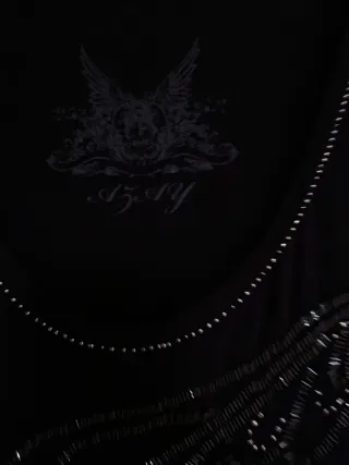 Camiseta negra con estampado brillante