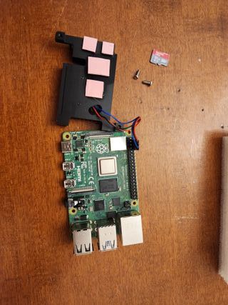 Raspberry Pi 4 8G con SanDisk 32G e Dissipatore