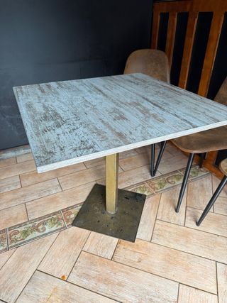 Mesa de madera y metal