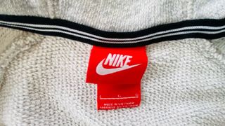 Sudadera Nike gris con detalles