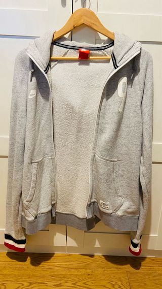 Sudadera Nike gris con detalles