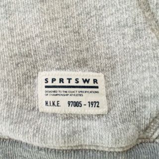 Sudadera Nike gris con detalles