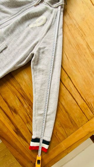 Sudadera Nike gris con detalles