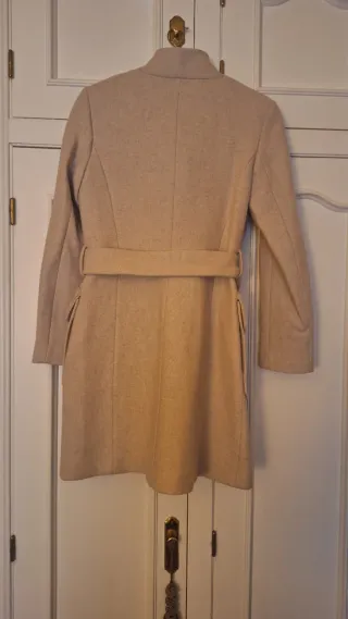 Abrigo beige con cinturón