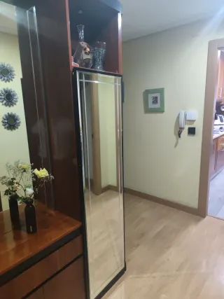 Recibidor de madera y espejo con luces