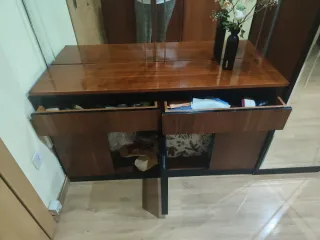 Recibidor de madera y espejo con luces