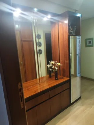 Recibidor de madera y espejo con luces