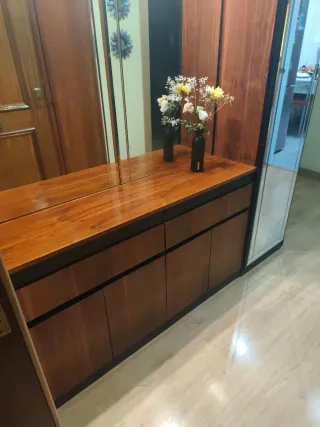 Recibidor de madera y espejo con luces