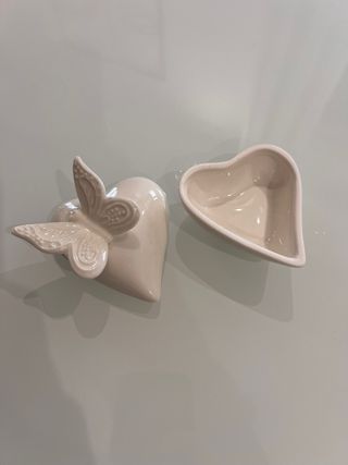 Portagioie a forma di cuore con farfalla AD