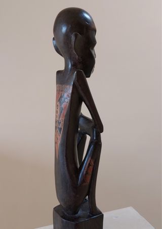 Figura africana tallada a mano